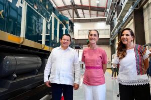 Las primeras 12 locomotoras del Tren Maya de Carga ya participan en el traslado de materiales, marcando un nuevo avance en una infraestructura que busca mejorar la conectividad logística de Yucatán y la región.