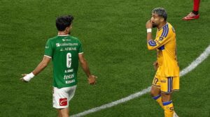 Rodrigo "Búfalo" Aguirre fue expulsado tras la revisión del VAR al finalizar el primer tiempo, una acción que condicionó el desempeño de Tigres en la Jornada 1 del Apertura 2026.