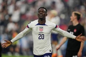 Folarin Balogun abrió el marcador al minuto 45 y encaminó la victoria de Estados Unidos para que el tercer anfitrión clasificó a octavos de final.