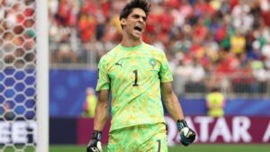 Yassine Bounou fue la figura de Marruecos en la primera mitad al atajar un penal a Kylian Mbappé y evitar que Francia ampliara la ventaja desde los primeros minutos.