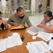 Brindan orientación gratuita a comunidad yucateca en California para facilitar trámites migratorios