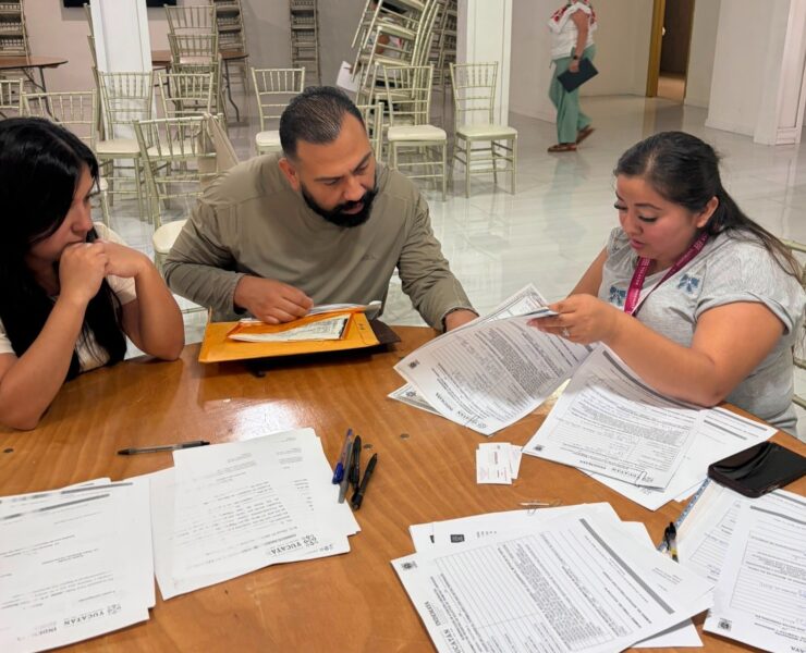 Brindan orientación gratuita a comunidad yucateca en California para facilitar trámites migratorios