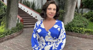 Cinthia Klitbo se convierte en una de las nuevas integrantes de La Casa De Los Famosos México. La actriz mexicana llega al reality con más de cuatro décadas de trayectoria en televisión, teatro y cine, respaldada por personajes inolvidables que marcaron la historia del entretenimiento nacional.