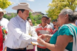 El gobernador Joaquín Díaz Mena encabezó la entrega de apoyos productivos con una inversión de 11 millones 760 mil pesos para impulsar el desarrollo rural y beneficiar a cientos de familias del sur de Yucatán.