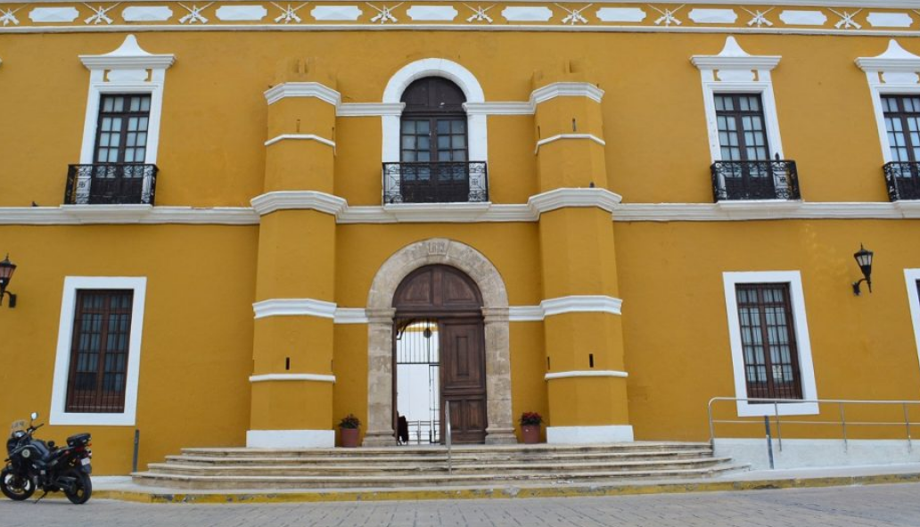 La Chispa te informa del ciudadano que se encadena por demanda de operativos en Campeche, luego de que el líder tortillero José Pedroza se manifestara frente al Palacio Municipal. El representante del gremio denunció la falta de acciones contra los llamados mototortilleros, situación que, asegura, afecta directamente a los negocios establecidos. Su protesta busca presionar al Ayuntamiento para cumplir acuerdos previos y reforzar inspecciones que frenen la venta irregular de tortillas, generando un ambiente de creciente tensión social y económica en la capital campechana.Antecedentes del conflicto tortillero
El conflicto se originó tras la solicitud presentada el 12 de mayo, cuando el sector tortillero pidió formalmente la firma de un acuerdo para garantizar operativos constantes. Según Pedroza, solo se realizó una inspección en zonas como avenida Jaina, Cruz de Mayo y Plan Chac, lo que dejó inconformes a los comerciantes. El dirigente insistió en que el movimiento de se encadena por demanda de operativos responde a la falta de voluntad del Ayuntamiento para aplicar la normativa vigente. Además, advirtió que la proliferación de mototortilleros ha reducido ventas de negocios formales y ha intensificado la presión económica en el sector.
Impacto económico y respuesta municipal
La protesta ha generado debate entre ciudadanos y autoridades locales, quienes analizan el impacto económico de la venta irregular de tortillas en Campeche. Mientras algunos vecinos consideran necesaria una regulación más estricta, otros señalan que los mototortilleros representan una alternativa de sustento familiar. El Ayuntamiento ha sido cuestionado por su limitada respuesta, aunque se espera un posicionamiento oficial que defina si habrá nuevos operativos o ajustes a la estrategia de supervisión en el municipio.
Exigencias y próximos operativos
José Pedroza aseguró que regresará constantemente al Palacio Municipal para exigir el cumplimiento de ocho operativos pendientes y sanciones para reincidentes. El líder tortillero afirmó contar con respaldo documental del gremio, aunque reconoció que la aplicación de la ley corresponde únicamente a las autoridades. En este contexto, el movimiento de se encadena por demanda de operativos ha tomado fuerza como símbolo de presión del sector formal, mientras la protesta continúa generando atención pública en Campeche por la edad y resistencia del manifestante.
Escenario futuro del comercio local
El sector tortillero pide que los operativos no sean aislados, sino permanentes, para garantizar una competencia equitativa en el mercado local. Analistas señalan que una regulación sostenida podría reducir conflictos entre comercio formal e informal y mejorar la estabilidad económica del rubro. La situación sigue en desarrollo y se espera que las autoridades definan pronto nuevas medidas para atender la demanda creciente de inspecciones en la ciudad.