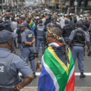 Manifestaciones en Sudáfrica dejan 900 detenidos y un fallecido