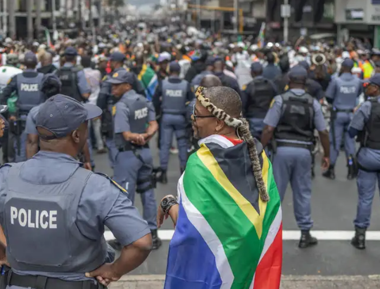 Manifestaciones en Sudáfrica dejan 900 detenidos y un fallecido