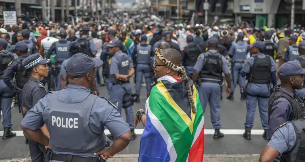 Manifestaciones en Sudáfrica dejan 900 detenidos y un fallecido