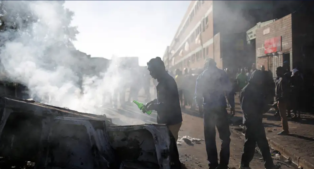 Manifestaciones en Sudáfrica dejan 900 detenidos y un fallecido