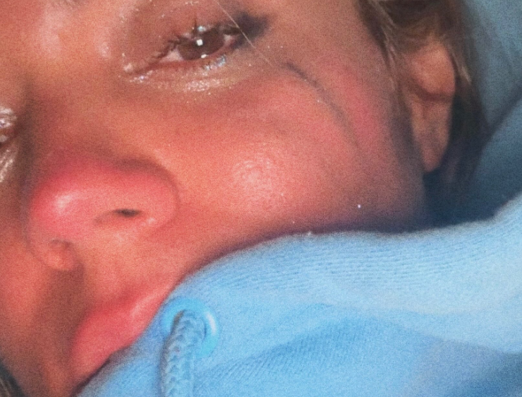 Karol G rompe en llanto y preocupa a sus fans con inesperado mensaje