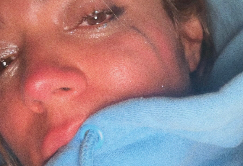 Karol G rompe en llanto y preocupa a sus fans con inesperado mensaje