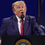 Trump dice que no quiere "comunistas" dentro de su país