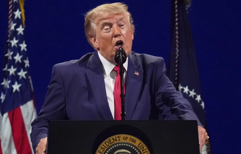 Trump dice que no quiere "comunistas" dentro de su país