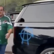 Pintarrajean la camioneta de Cuauhtémoc Blanco