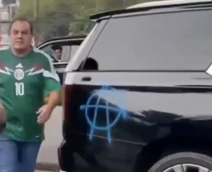 Pintarrajean la camioneta de Cuauhtémoc Blanco