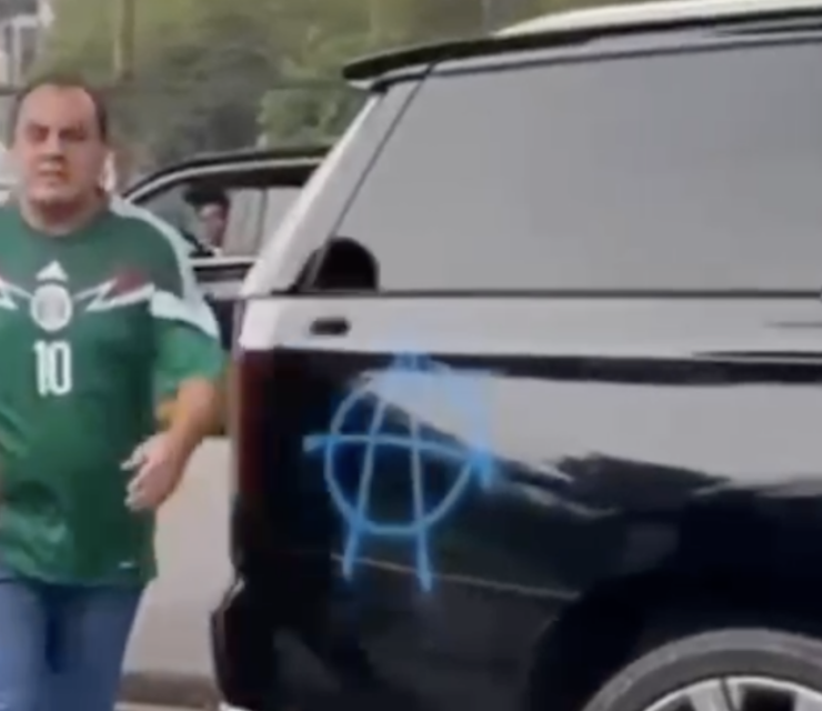Pintarrajean la camioneta de Cuauhtémoc Blanco