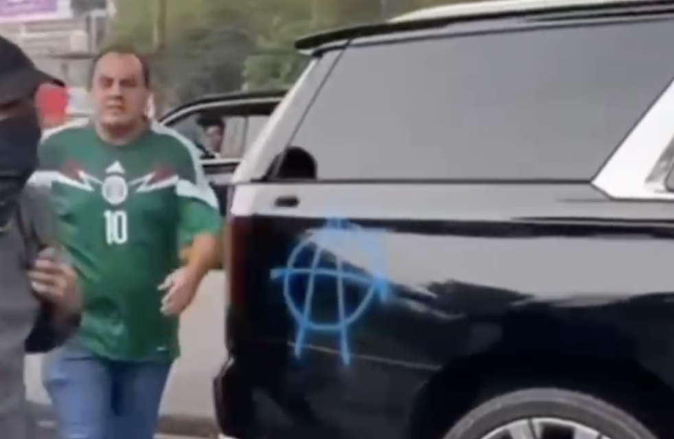 Pintarrajean la camioneta de Cuauhtémoc Blanco