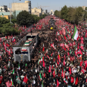 Miles de iraníes salen a las calles de Teherán para despedir al ayatolá Khamenei