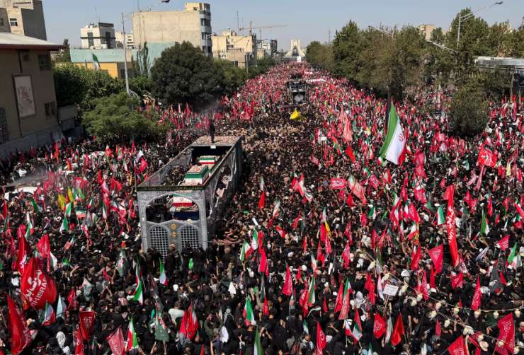 Miles de iraníes salen a las calles de Teherán para despedir al ayatolá Khamenei