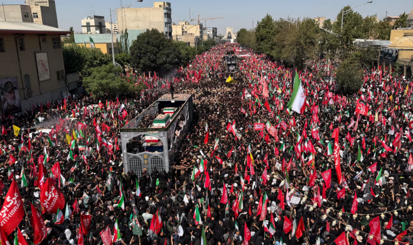 Miles de iraníes salen a las calles de Teherán para despedir al ayatolá Khamenei