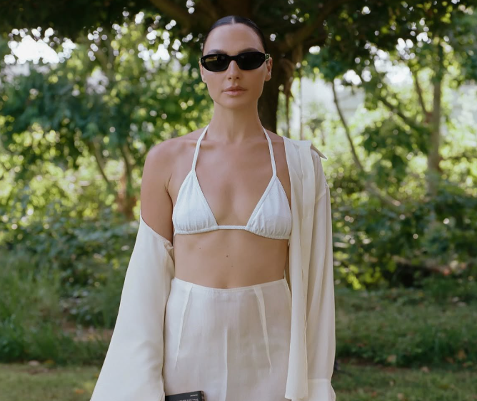 Gal Gadot presume su figura con un elegante look veraniego