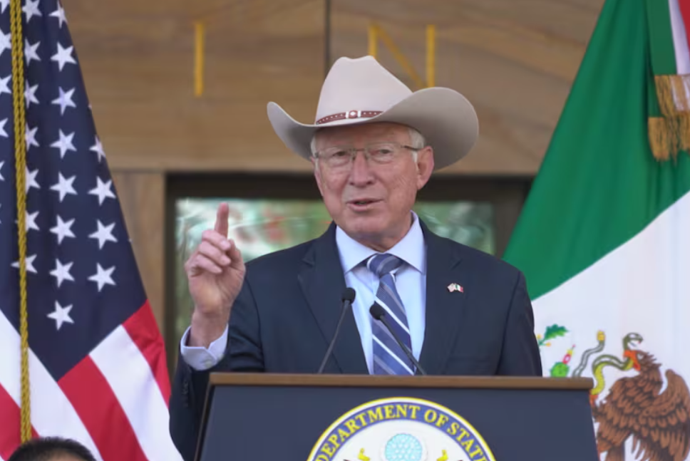 Ken Salazar responde sobre el caso Zambada
