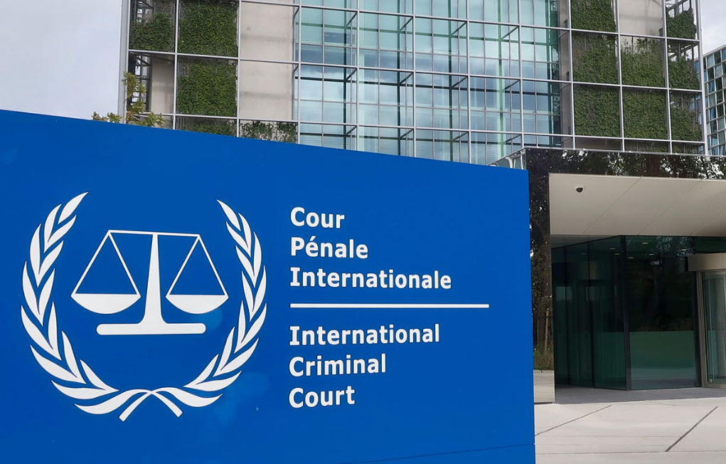 Trump quiere desmantelar la Corte Penal Internacional y aumenta la presión internacional