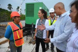 Claudia Sheinbaum Pardo durante una gira de trabajo por Quintana Roo, donde supervisará proyectos estratégicos de infraestructura, movilidad y desarrollo social en Tulum, Playa del Carmen y Cancún.