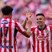 Chivas consiguió su primer triunfo sobre la hora