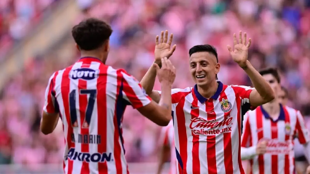 Chivas consiguió su primer triunfo sobre la hora