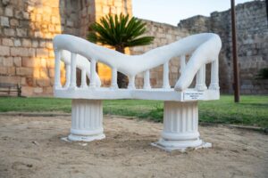 Las Sillas Confidentes llegan a España con la inauguración de la obra "Tú y yo" en el Parque de las Méridas del Mundo, un homenaje que fortalece los lazos culturales entre Mérida, Yucatán, y Mérida, Extremadura.