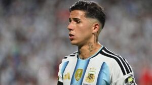 Enzo Fernández fue expulsado al minuto 90+3 tras recibir la segunda tarjeta amarilla, dejando a Argentina con diez jugadores en el momento más decisivo de la final.