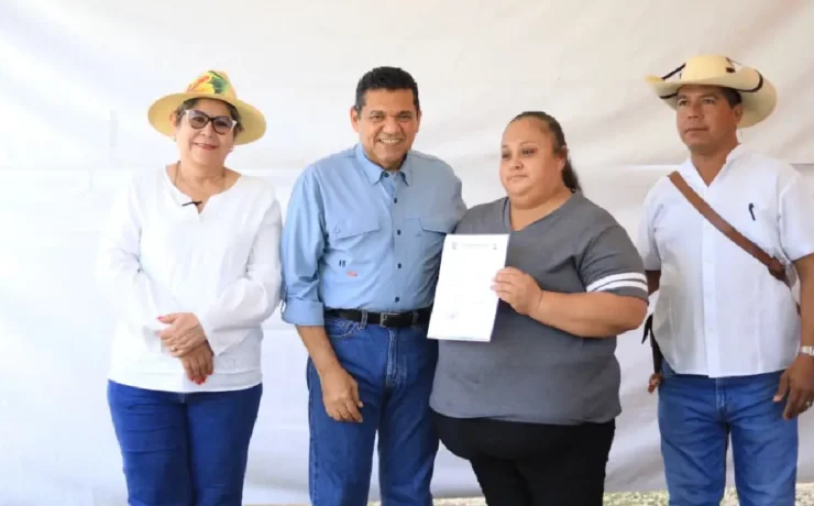 Entrega de dos incubadoras de huevos para impulsar la economía local