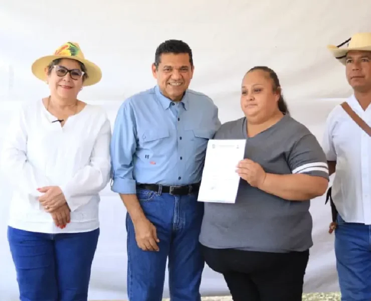 Entrega de dos incubadoras de huevos para impulsar la economía local