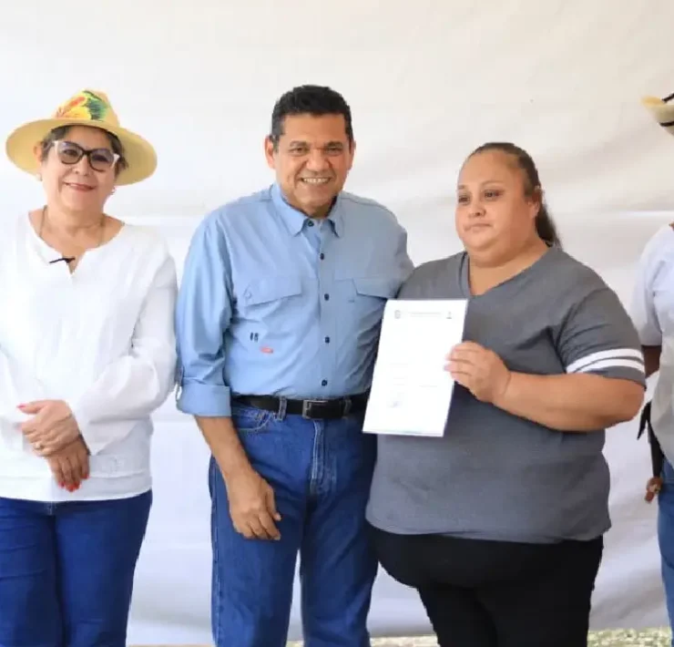 Entrega de dos incubadoras de huevos para impulsar la economía local