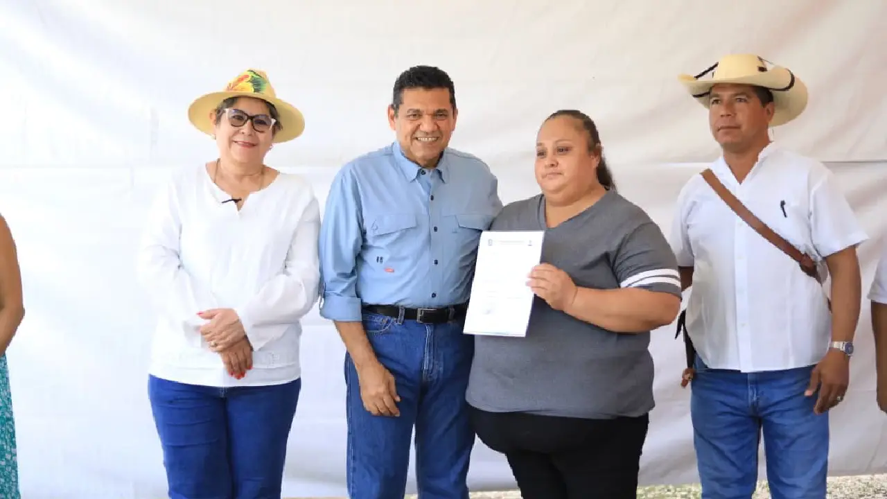 Entrega de dos incubadoras de huevos para impulsar la economía local