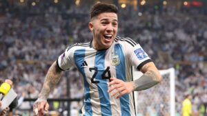Enzo Fernández apareció en el momento clave para Argentina con un potente disparo desde fuera del área que terminó en el ángulo, marcando el gol del empate ante Inglaterra y dando inicio a la remontada albiceleste.