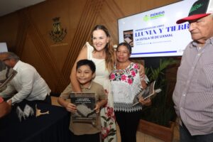 La alcaldesa Cecilia Patrón Laviada participó en la presentación del libro "Lluvia y Tierra. La Estela 18 de Uxmal", donde anunció la colocación de una réplica de este importante monumento para honrar a la mujer maya en Paseo de Montejo.