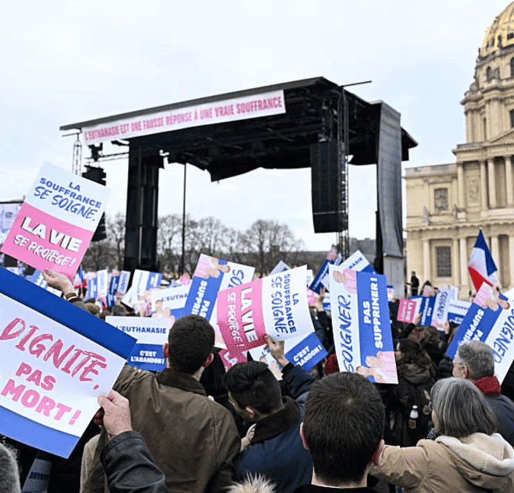 Francia aprueba ley de eutanasia y suicidio asistido