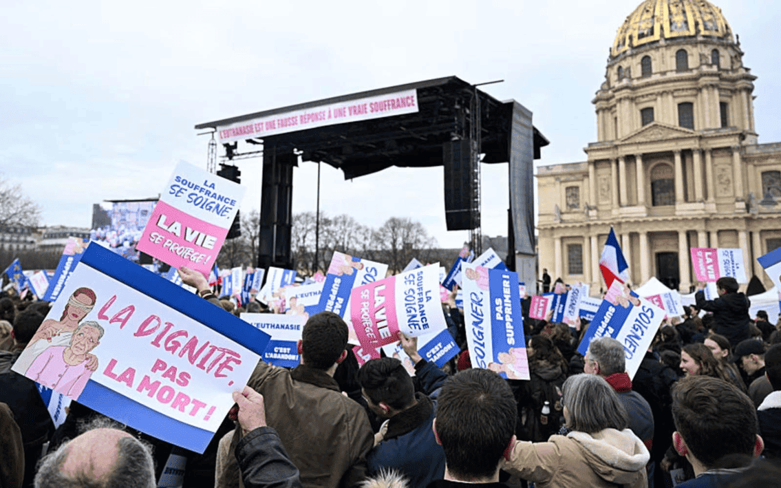 Francia aprueba ley de eutanasia y suicidio asistido