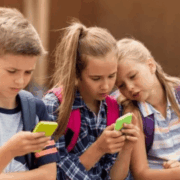 Francia aprueba ley para prohibir redes sociales a menores de 15 años