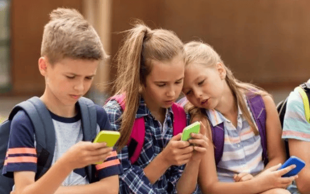 Francia aprueba ley para prohibir redes sociales a menores de 15 años