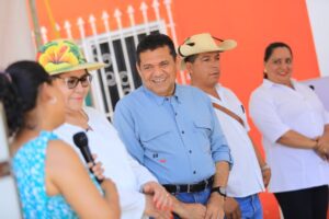 Grupo de 30 mujeres beneficiadas durante la Entrega de dos incubadoras de huevos, quienes impulsarán proyectos avícolas que fortalecen la economía local en Apatzingán, Balancán, Tabasco.