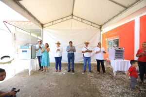 Javier May Rodríguez durante la Entrega de dos incubadoras de huevos, impulsando proyectos productivos que fortalecen a las mujeres de la comunidad de Apatzingán en Balancán, Tabasco.
