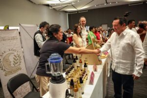El Gobernador Joaquín Díaz Mena encabezó el Encuentro de Negocios IYEM-Canirac: Impúlsate Edición Restaurantes, donde se fortalecieron alianzas entre emprendedores y empresas para impulsar la proveeduría local y generar nuevas oportunidades económicas en Yucatán.