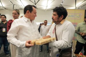 Emprendedoras y emprendedores yucatecos participaron en citas de negocio con representantes del sector restaurantero, buscando abrir nuevos mercados para sus productos y fortalecer la economía local mediante alianzas comerciales.