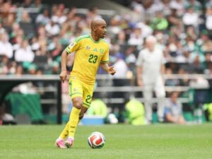 Jayden Adams durante un partido con la Selección de Sudáfrica, equipo con el que participó en la justa internacional de selecciones 2026 antes de su lamentable fallecimiento.