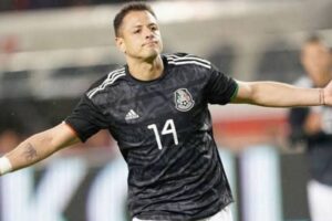 Sin equipo tras su salida de Chivas, Javier “Chicharito” Hernández no descarta volver al fútbol europeo y mantiene firme su intención de seguir en activo.