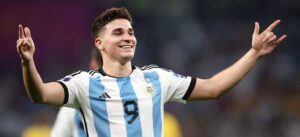 Julián Álvarez apareció en el momento clave del partido y con un potente disparo al ángulo marcó el gol que encaminó a Argentina hacia la semifinal, manteniendo vivo el sueño del bicampeonato.