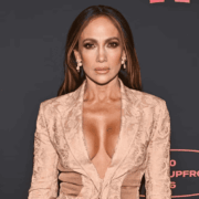 Jennifer Lopez celebra sus 57 años